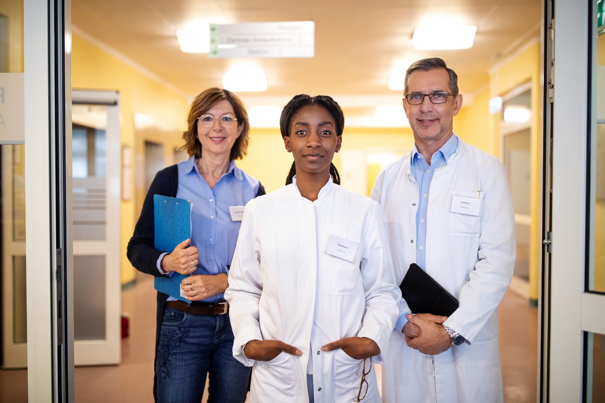 Portrait-of-a-confident-team-of-doctors-standing-in-hospital-corridor.