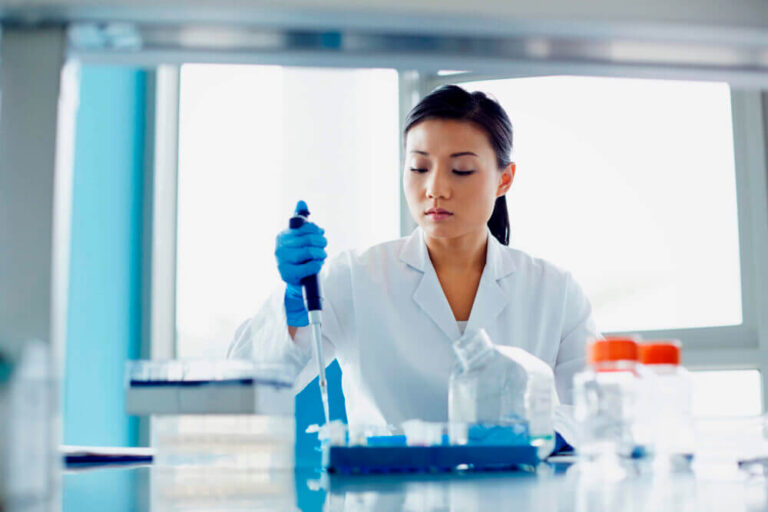 Female-scientist-using-pipette-in-modern-research-laboratory
